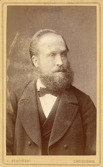 Gammelt foto av en mann i dress