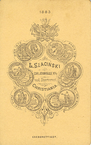Gammelt dokument med navnet "L. Szaciński" og en rekke emblemer, datert 1883