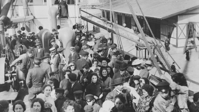 Utvandrere på et skip i 1904. Svart-hvittfoto av mange voksne og barn på et skip