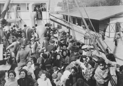 Utvandrere på et skip i 1904. Svart-hvittfoto av mange voksne og barn på et skip