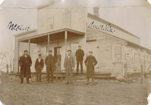 Norway Lake Post Office i Jericho, Vermont, USA. Svart-hvittfoto av seks menn foran en bygning