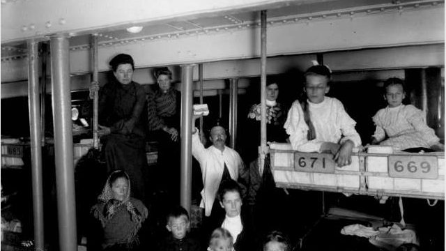 Passasjerer i lugaren, norske utvandrere ombord på skipet S.S. Hellig Olav i 1904. Svart-hvitt foto av mange mennesker i skipslugar