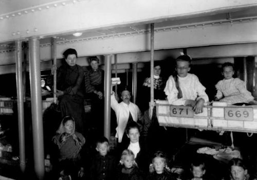 Passasjerer i lugaren, norske utvandrere ombord på skipet S.S. Hellig Olav i 1904. Svart-hvitt foto av mange mennesker i skipslugar